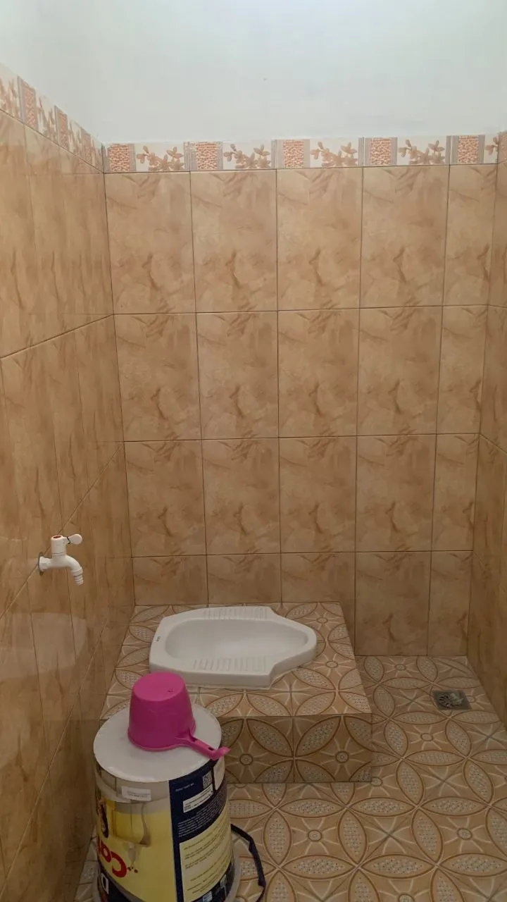 Kamar mandi bersama Puri Shantika dengan toilet jongkok