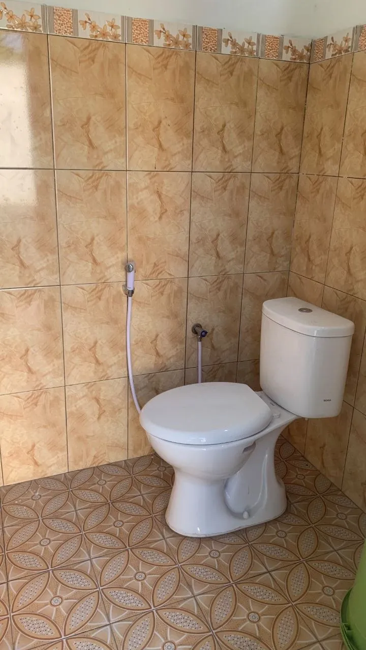 Kamar mandi bersama Puri Shantika dengan toilet duduk