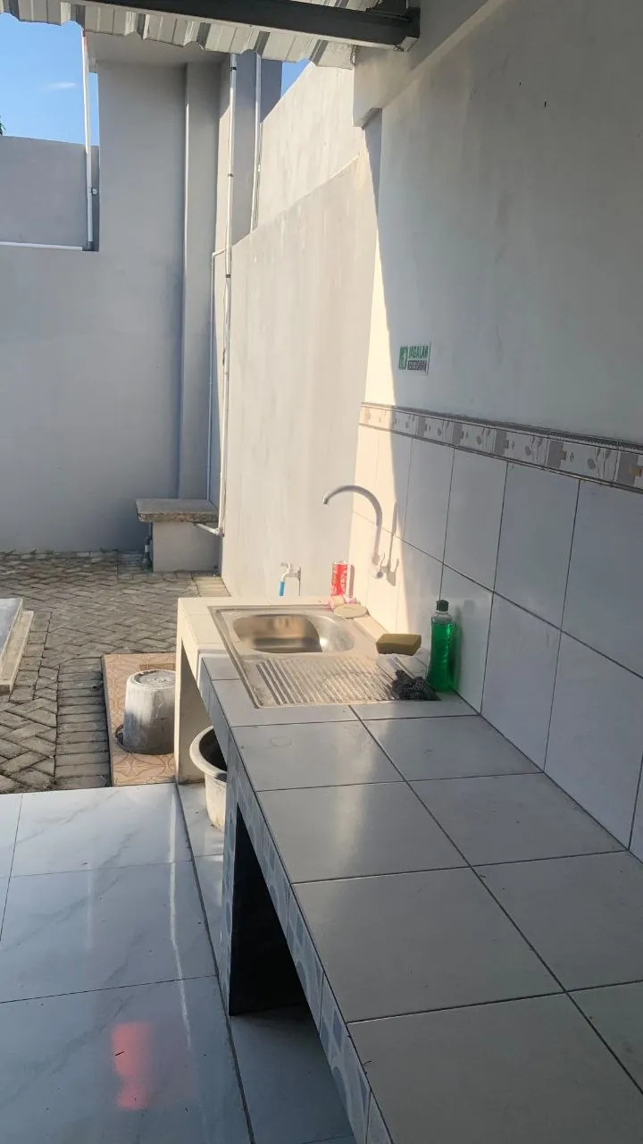 Dapur bersama Puri Shantika dengan area cuci piring