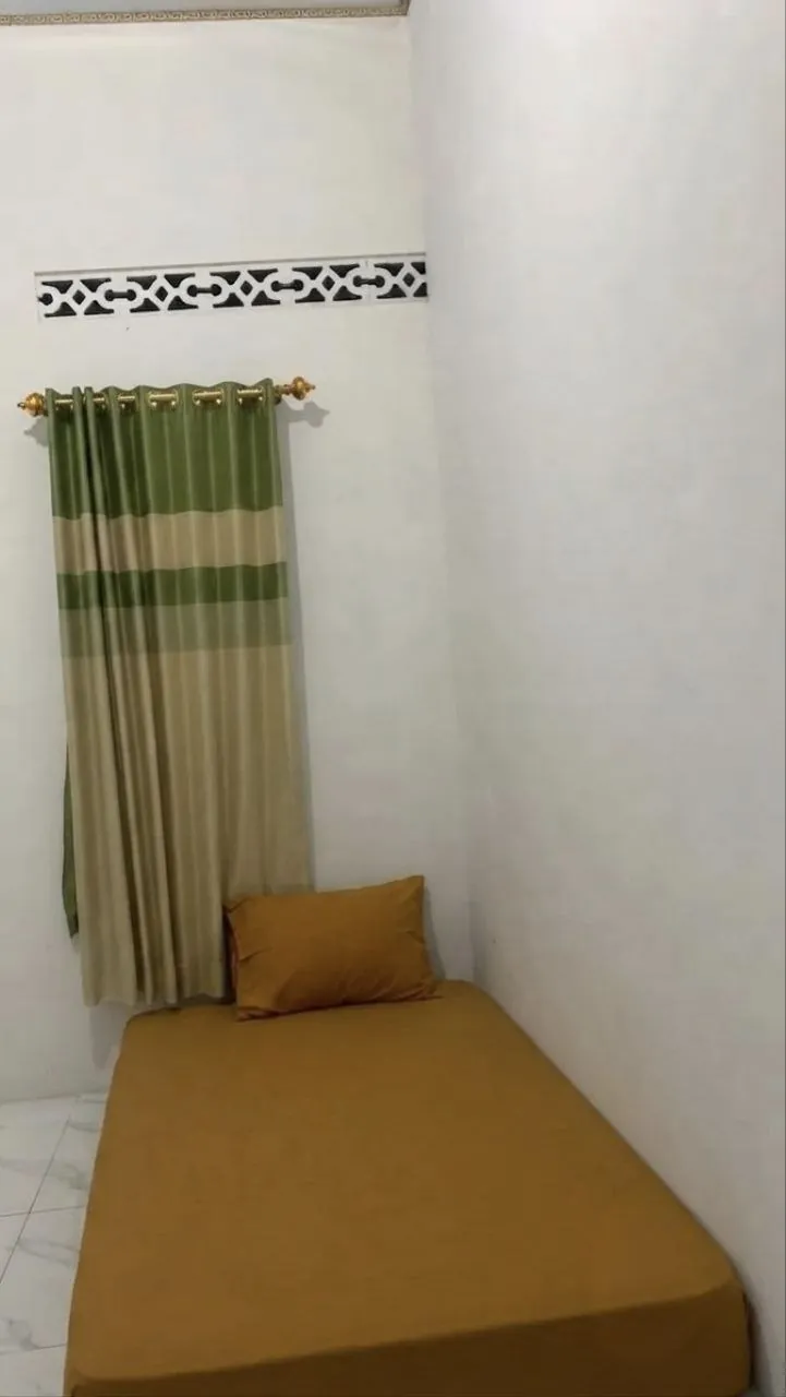 Kamar Puri Shantika dengan kasur dan jendela