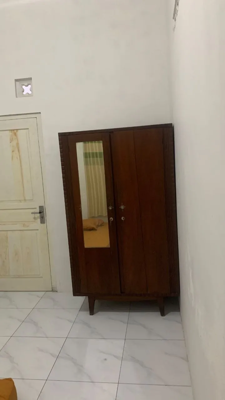 Kamar Puri Shantika dengan lemari dan pintu